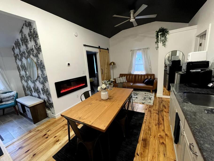 Campfire Cottage Fireplace, Fire Pit & No Chores! キングストン エクステリア 写真