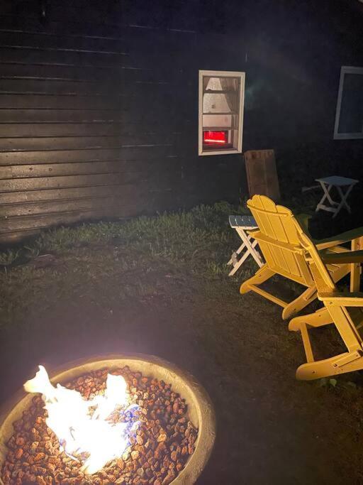 Campfire Cottage Fireplace, Fire Pit & No Chores! キングストン エクステリア 写真