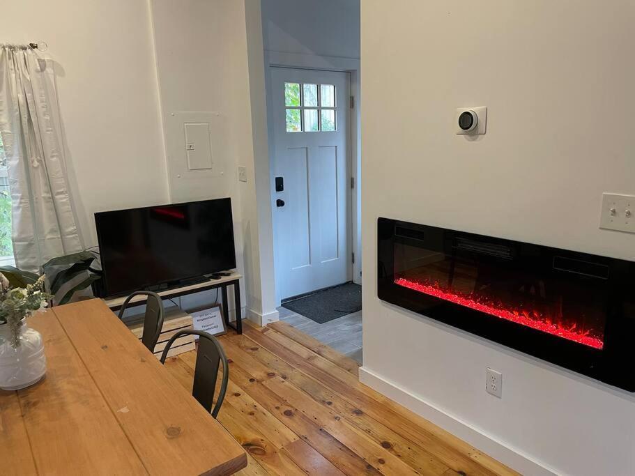 Campfire Cottage Fireplace, Fire Pit & No Chores! キングストン エクステリア 写真