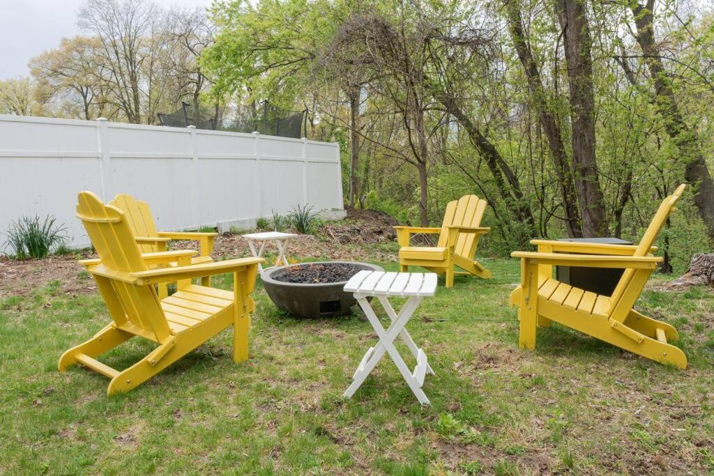 Campfire Cottage Fireplace, Fire Pit & No Chores! キングストン エクステリア 写真